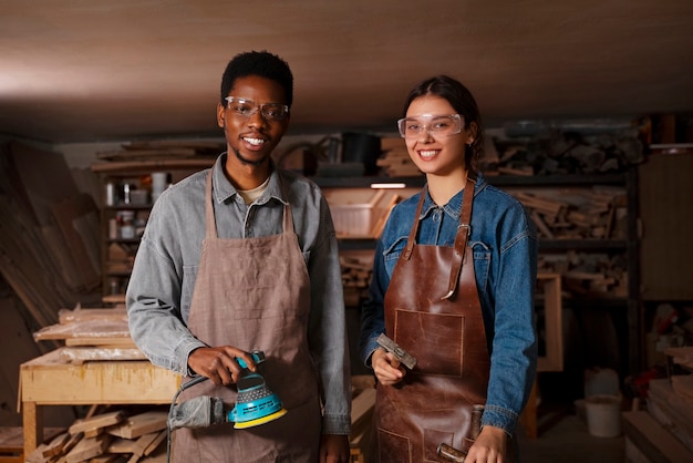 Foto gratuita artigiani di smiley a tiro medio in officina