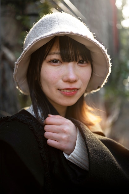 모자를 쓰고 중간 샷 웃는 아시아 여자