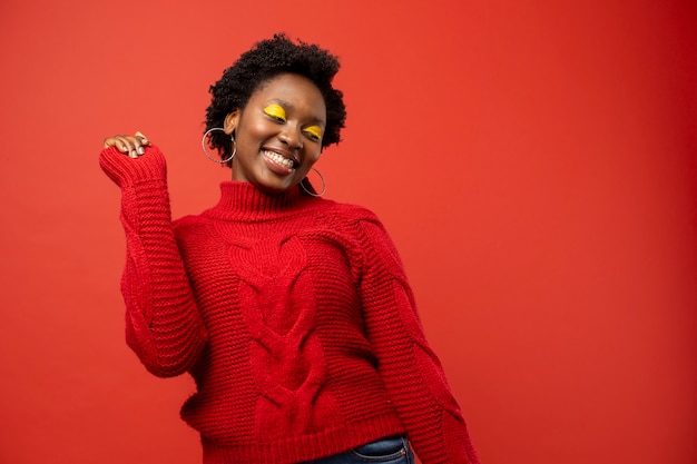 중간 샷 웃는 흑인 여성 초상화