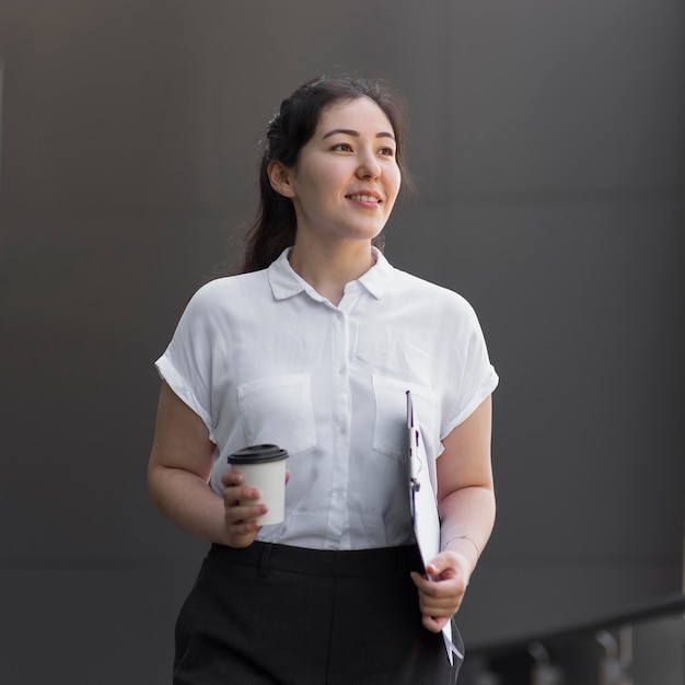 Free photo medium shot smiley business woman