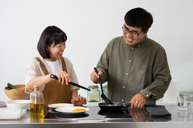 Medium shot smiley couple cooking