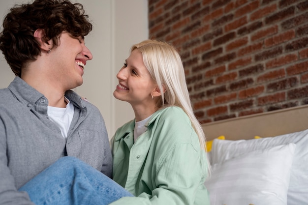 Free photo medium shot smiley couple at home