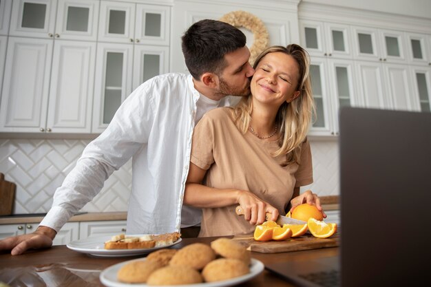 Medium shot smiley couple in kitchen