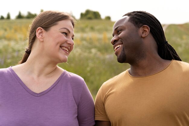 Medium shot smiley couple posing