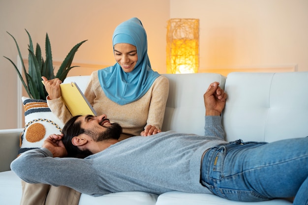 Free photo medium shot smiley couple relaxing