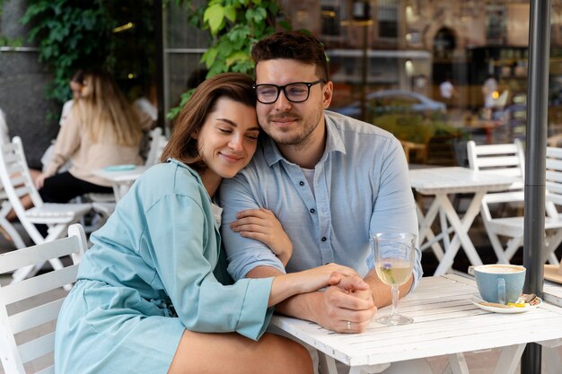 Medium shot smiley couple at restaurant