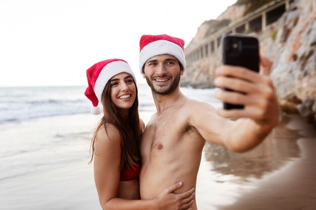 중간 샷 웃는 커플입니다 복용 selfie