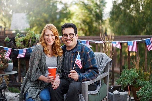 Medium shot smiley couple with american flag