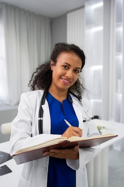 Free photo medium shot smiley doctor at clinic