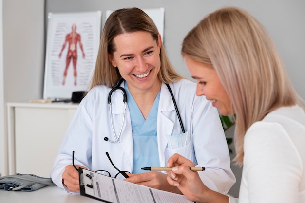 Medium shot smiley doctor and patient