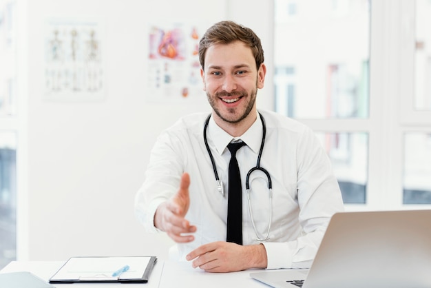 Foto gratuita medico di smiley colpo medio