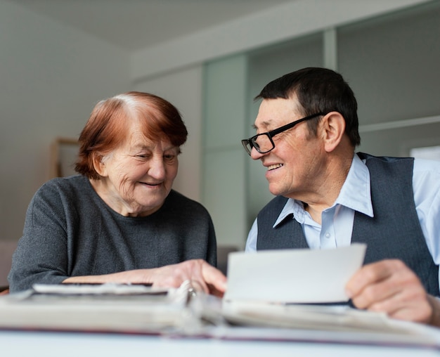 Free photo medium shot smiley elderly with note