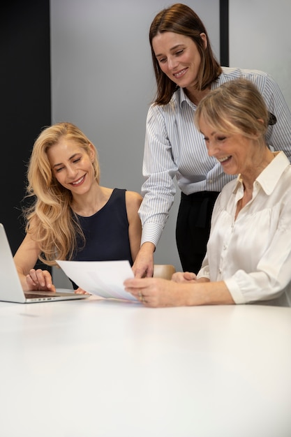 Foto gratuita donne d'affari autorizzate con uno smiley a scatto medio