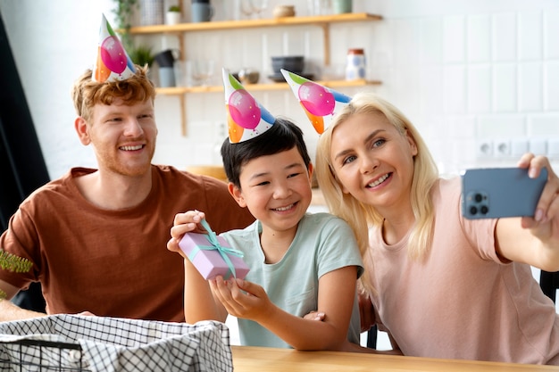 무료 사진 중간 샷 웃는 가족 생일 축하