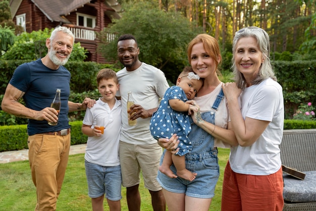 Famiglia sorridente di colpo medio che posa insieme