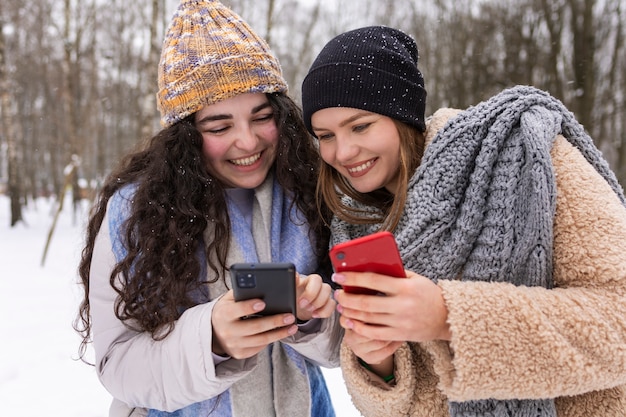 Free photo medium shot smiley friends outdoors