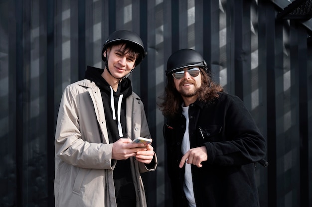 Free photo medium shot smiley friends wearing helmets