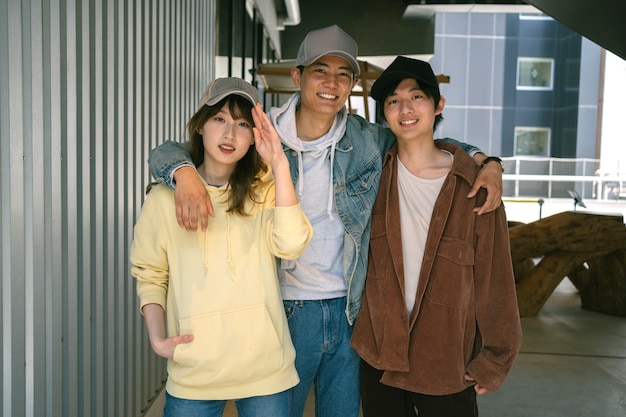 Free photo medium shot smiley friends wearing trucker hats