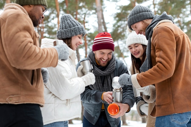 Foto gratuita amici sorridenti di scatto medio con bevande