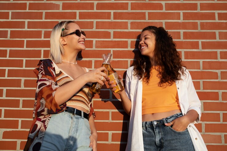 Free Photo medium shot smiley friends with drinks