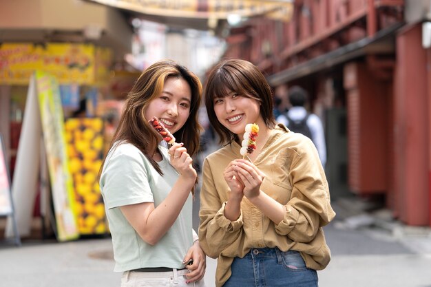 ミディアムショットのスマイリーフレンズと食べ物