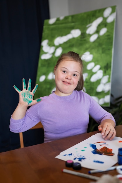 Free photo medium shot smiley girl painting