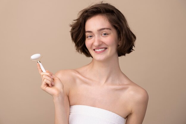 Free photo medium shot smiley girl with healthy skin