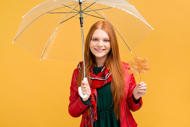 우산을 가진 중간 샷 웃는 여자
