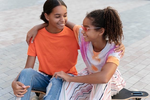 Ragazze sorridenti di tiro medio insieme