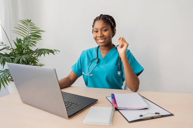 Foto gratuita professionista sanitario smiley colpo medio