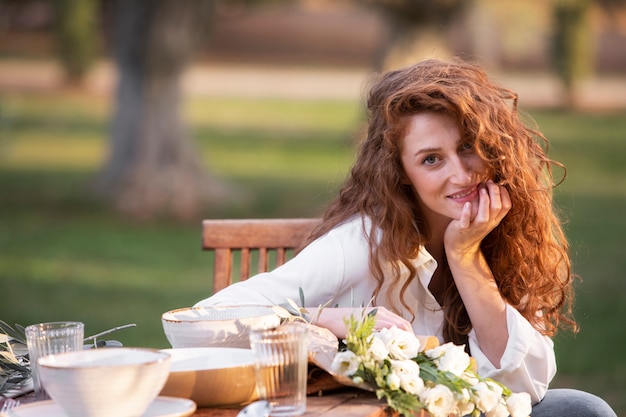 Free photo medium shot smiley influencer at table