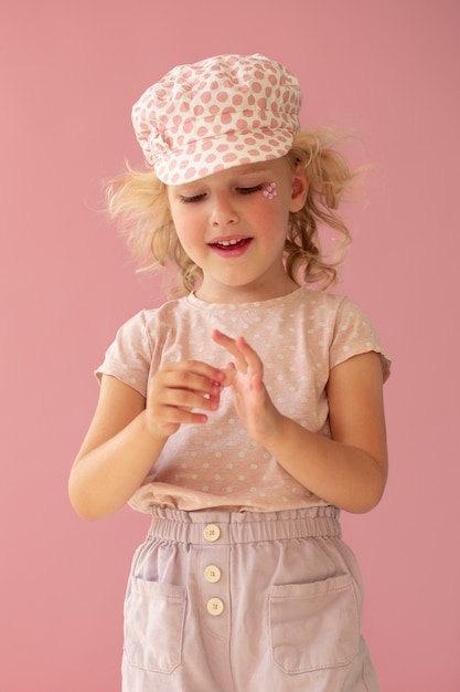 Free photo medium shot smiley kid wearing hat