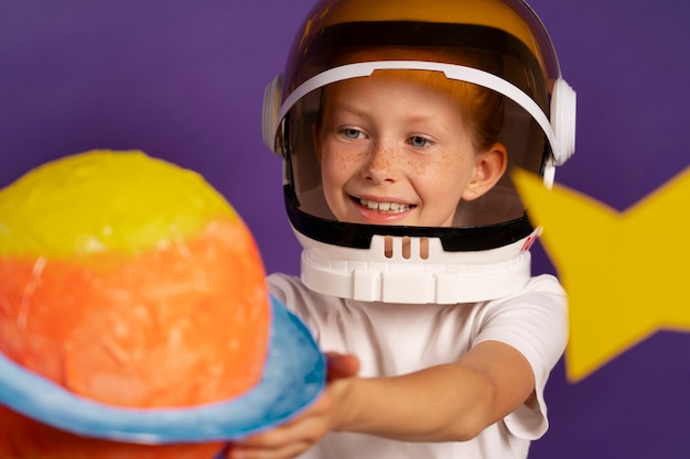 Free photo medium shot smiley kid wearing helmet