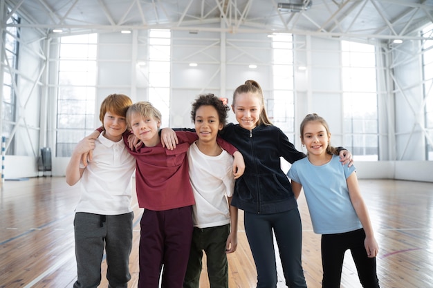 Bambini sorridenti del colpo medio che posano insieme