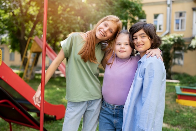 Medium shot smiley kids posing together