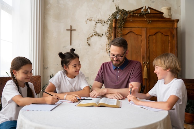 Bambini sorridenti del colpo medio alla scuola domenicale