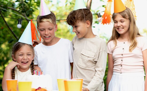 Дети-смайлики среднего размера в праздничных шляпах