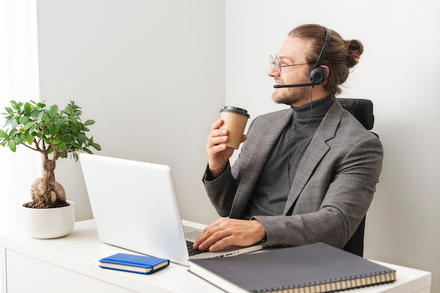 Free photo medium shot smiley man at desk