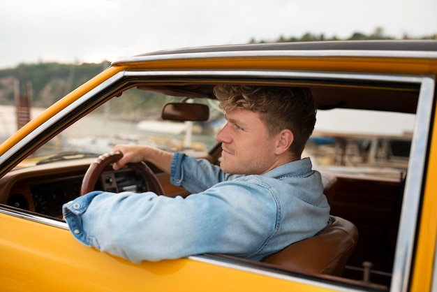 Free photo medium shot smiley man driving vehicle