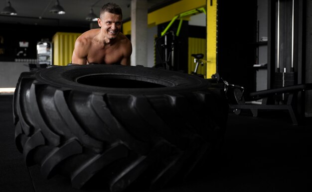 Medium shot smiley man at gym