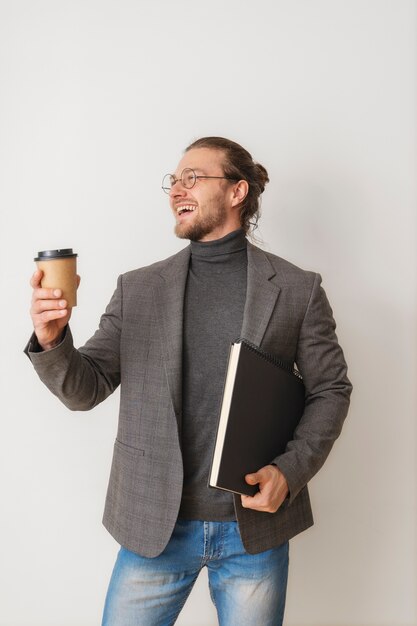 커피 컵을 들고 중간 샷 웃는 남자