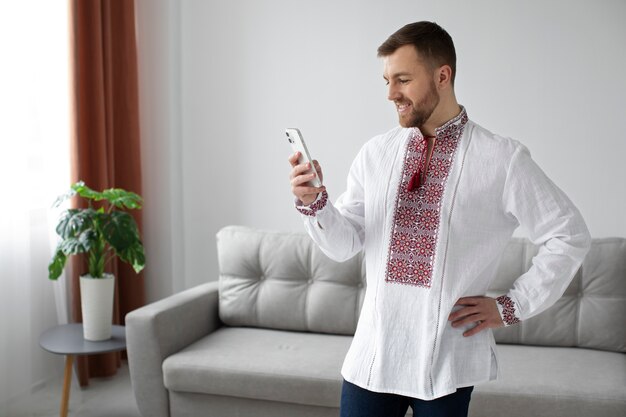 Medium shot smiley man holding phone