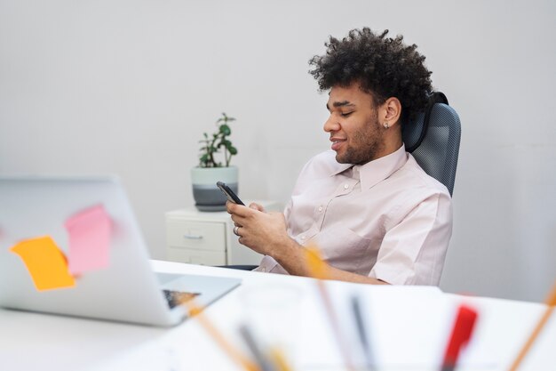 Medium shot smiley man holding smartphone