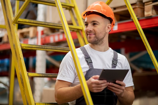 Free photo medium shot smiley man holding tablet