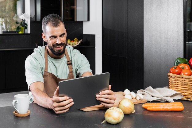 Medium shot smiley man in kitchen