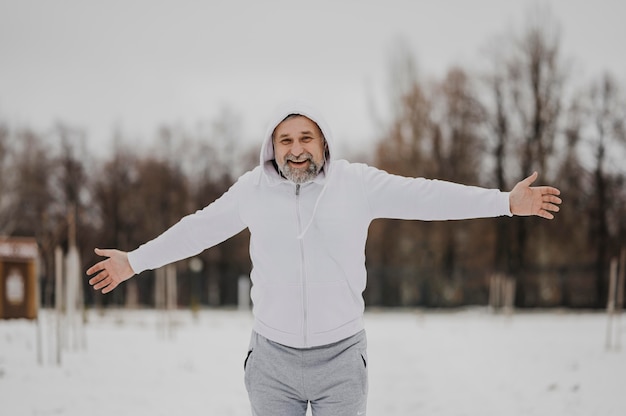 Средний выстрел смайлик на открытом воздухе