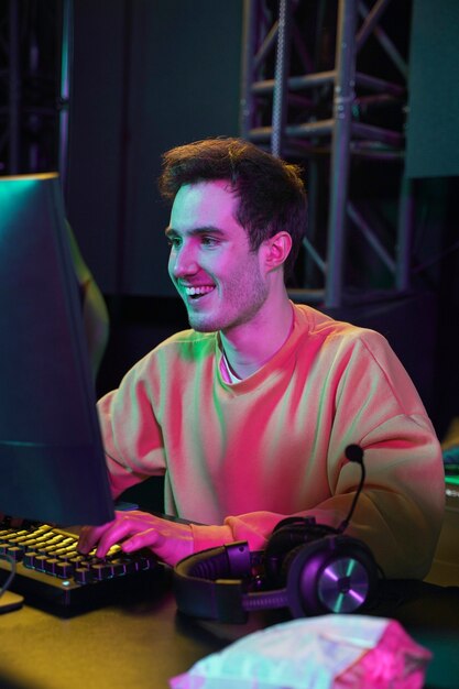 Medium shot smiley man playing videogame