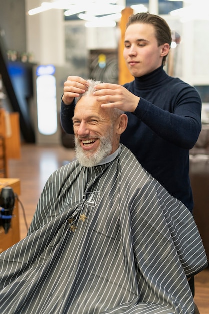 Free photo medium shot smiley man at salon