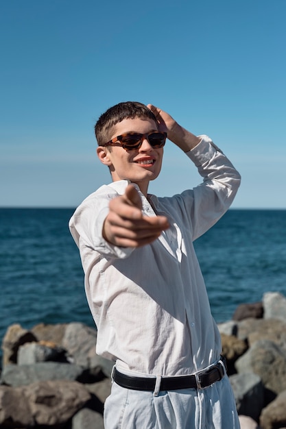 Foto gratuita uomo di smiley colpo medio in riva al mare