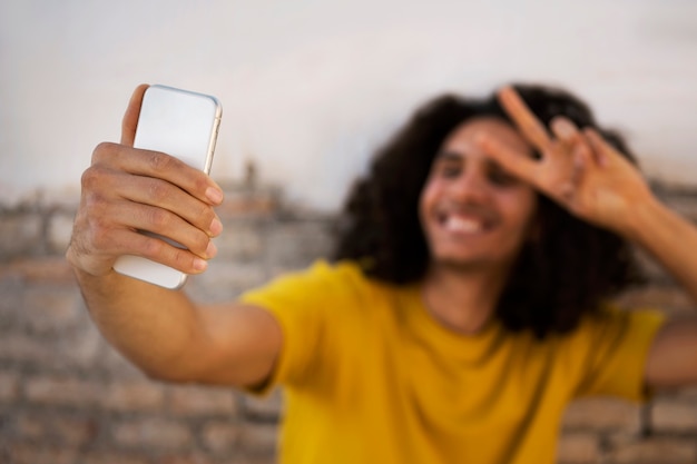 무료 사진 중간 샷 웃는 남자 selfie를 복용
